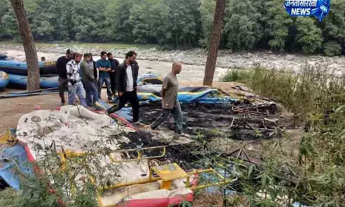 Kullu में राफ्ट में आग, लाखों का नुकसान