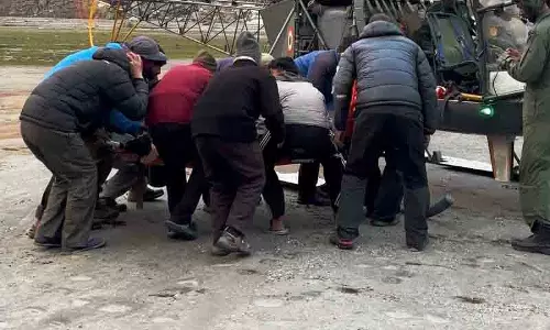 Kullu NCC टीम ने घायल सिनेमैटोग्राफर की जान बचाई Kullu NCC टीम ने घायल सिनेमैटोग्राफर की जान बचाई
