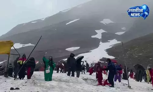 Himachal में अनोखी बर्फबारी से पर्यटक खुश Himachal में अनोखी बर्फबारी से पर्यटक खुश