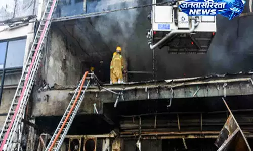 Lucknow आगकांड में 18 मौतों के बाद FIR दर्ज, बिल्डिंग मालिक गिरफ्तार Lucknow आगकांड में 18 मौतों के बाद FIR दर्ज, बिल्डिंग मालिक गिरफ्तार