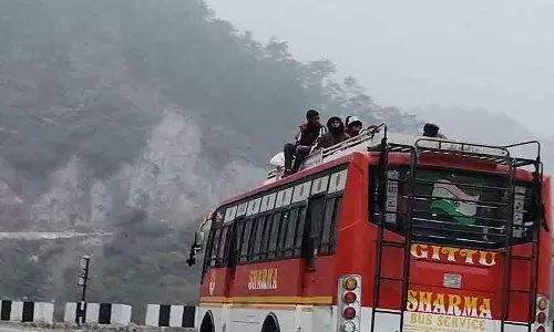 Himachal में बस ऑपरेटरों का फीस बढ़ोतरी पर विरोध Himachal में बस ऑपरेटरों का फीस बढ़ोतरी पर विरोध