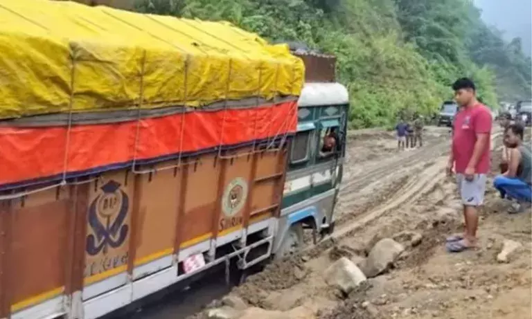NH-37 विवाद में ट्रक ड्राइवरों का विरोध, अधिकारी हटाने की उठी मांग NH-37 विवाद में ट्रक ड्राइवरों का विरोध, अधिकारी हटाने की उठी मांग