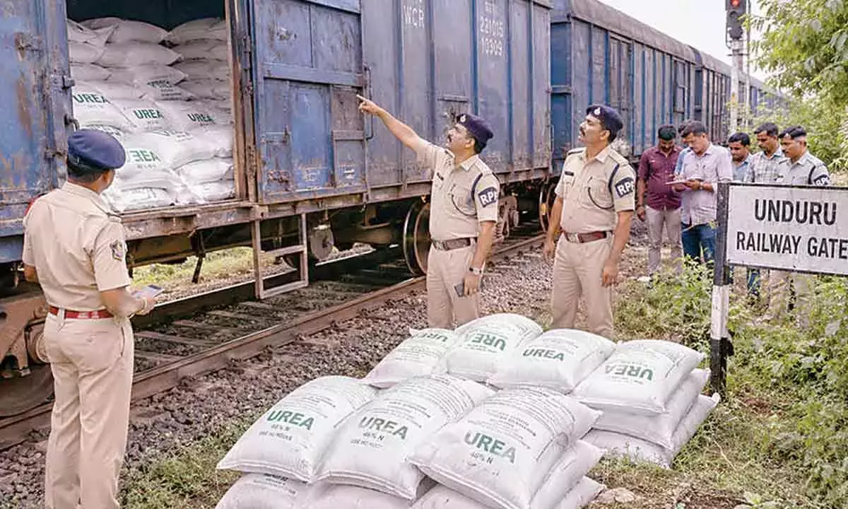 Andhra: आंध्र प्रदेश में मालगाड़ी से यूरिया चोरी की कोशिश नाकाम Andhra: आंध्र प्रदेश में मालगाड़ी से यूरिया चोरी की कोशिश नाकाम
