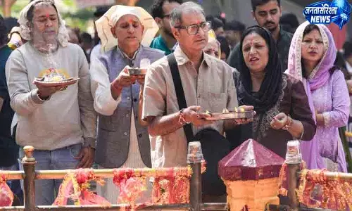 Srinagar खीर भवानी मेले में श्रद्धालुओं की भीड़ उमड़े Srinagar खीर भवानी मेले में श्रद्धालुओं की भीड़ उमड़े