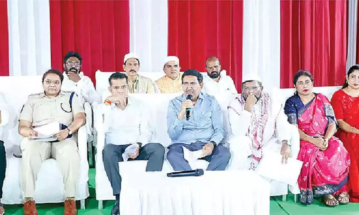 Andhra: मंत्री ने रोटेला पंडागा व्यवस्थाओं की समीक्षा की Andhra: मंत्री ने रोटेला पंडागा व्यवस्थाओं की समीक्षा की