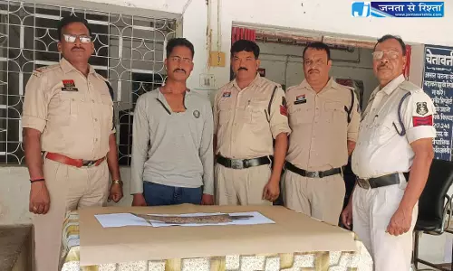 हाथ में तलवार लेकर राहगीरों को डरा-धमका रहा था बदमाश, घेराबंदी कर पुलिस ने दबोचा हाथ में तलवार लेकर राहगीरों को डरा-धमका रहा था बदमाश, घेराबंदी कर पुलिस ने दबोचा