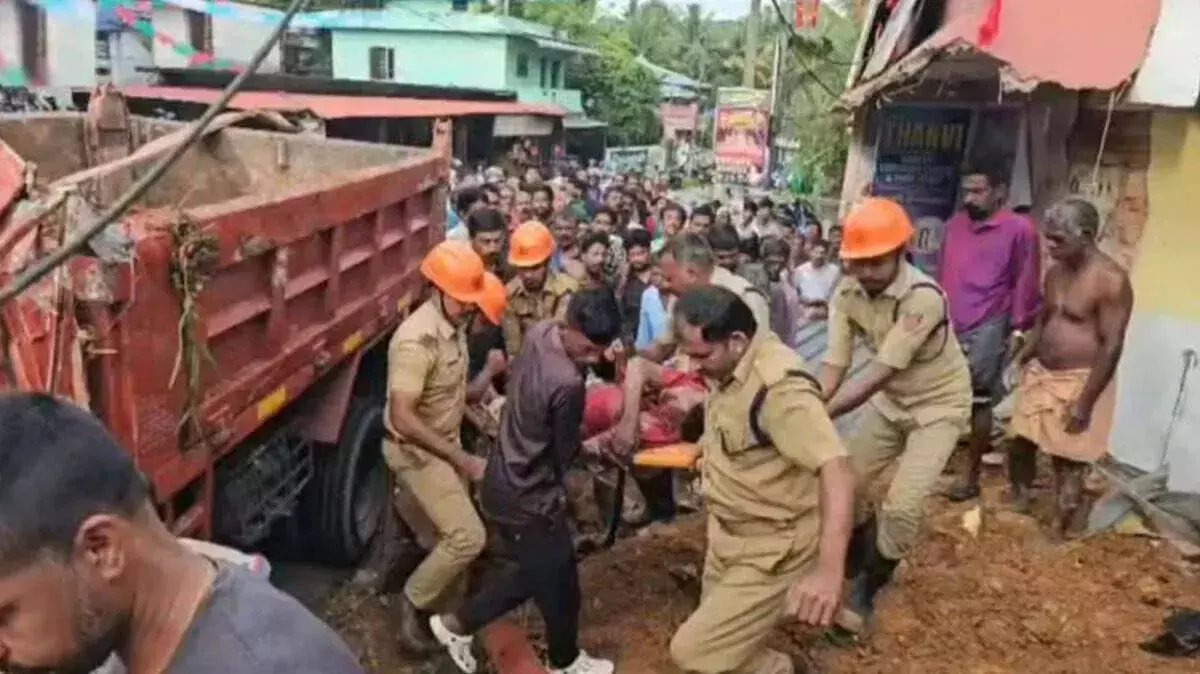 Kollam कोल्लम में बस स्टॉप पर लॉरी की टक्कर से एक बच्चे समेत तीन लोगों की मौत Kollam कोल्लम में बस स्टॉप पर लॉरी की टक्कर से एक बच्चे समेत तीन लोगों की मौत