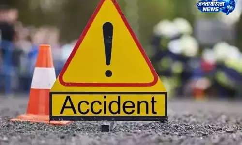ट्रक और पुलिस वैन की जोरदार टक्कर ट्रक और पुलिस वैन की जोरदार टक्कर