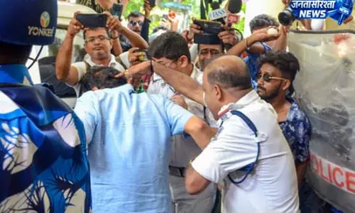 गिरफ्तार TMC नेता के सहयोगी के पास से चार करोड़ के सोने के आभूषण बरामद गिरफ्तार TMC नेता के सहयोगी के पास से चार करोड़ के सोने के आभूषण बरामद