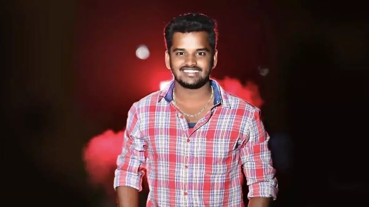 Kerala: कार की डिक्की खोलते समय कंटेनर लॉरी की टक्कर से युवक की मौत Kerala: कार की डिक्की खोलते समय कंटेनर लॉरी की टक्कर से युवक की मौत