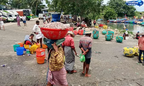 Kerala : ट्रॉलिंग बैन के बीच ‘कोझुवा चक्रा’ से पारंपरिक मछुआरों को राहत Kerala : ट्रॉलिंग बैन के बीच ‘कोझुवा चक्रा’ से पारंपरिक मछुआरों को राहत