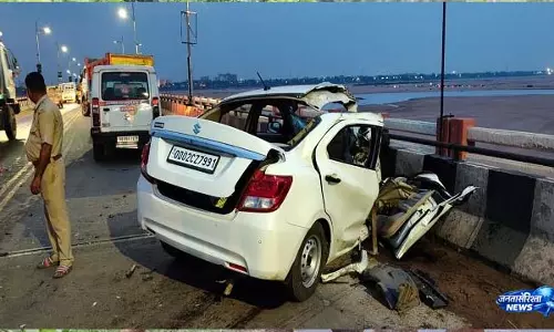 Cuttack में त्रिसुलिया पुल पर हुए दर्दनाक सड़क हादसे में 1 की मौत, 3 की हालत गंभीर Cuttack में त्रिसुलिया पुल पर हुए दर्दनाक सड़क हादसे में 1 की मौत, 3 की हालत गंभीर