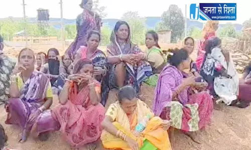 26 परिवार को गांव से खदेड़ रहे ग्रामीण, फोर्स लेकर पहुंची नारायणपुर पुलिस 26 परिवार को गांव से खदेड़ रहे ग्रामीण, फोर्स लेकर पहुंची नारायणपुर पुलिस