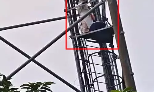 न्याय की मांग लेकर 12 वर्षीय बेटे संग मोबाइल टावर पर चढ़ी महिला न्याय की मांग लेकर 12 वर्षीय बेटे संग मोबाइल टावर पर चढ़ी महिला