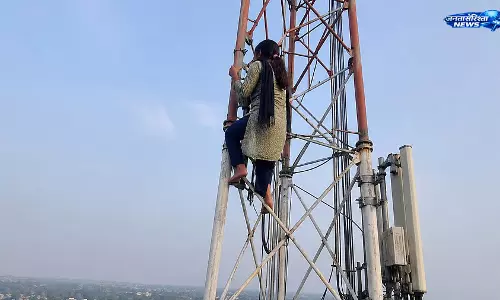 Bokaro : बॉयफ्रेंड की रिहाई को लेकर टावर पर चढ़ी नाबालिग, मचा हड़कंप Bokaro : बॉयफ्रेंड की रिहाई को लेकर टावर पर चढ़ी नाबालिग, मचा हड़कंप