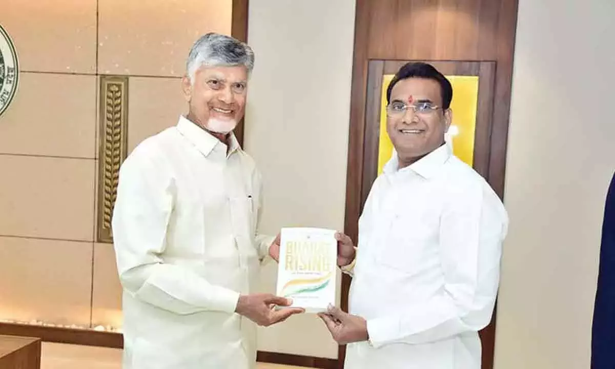 Andhra: मुख्यमंत्री को दिलीप की किताब की प्रति मिली Andhra: मुख्यमंत्री को दिलीप की किताब की प्रति मिली