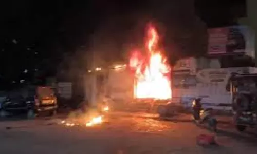 Haridwar: आग लगने से ई-रिक्शा शोरूम में भारी नुकसान