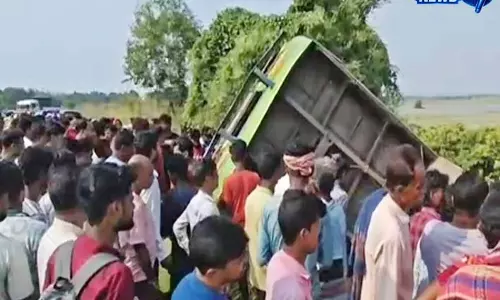 अरामबाग में बस खाई में गिरी, 2 महिलाओं की मौत, 30 घायल अरामबाग में बस खाई में गिरी, 2 महिलाओं की मौत, 30 घायल