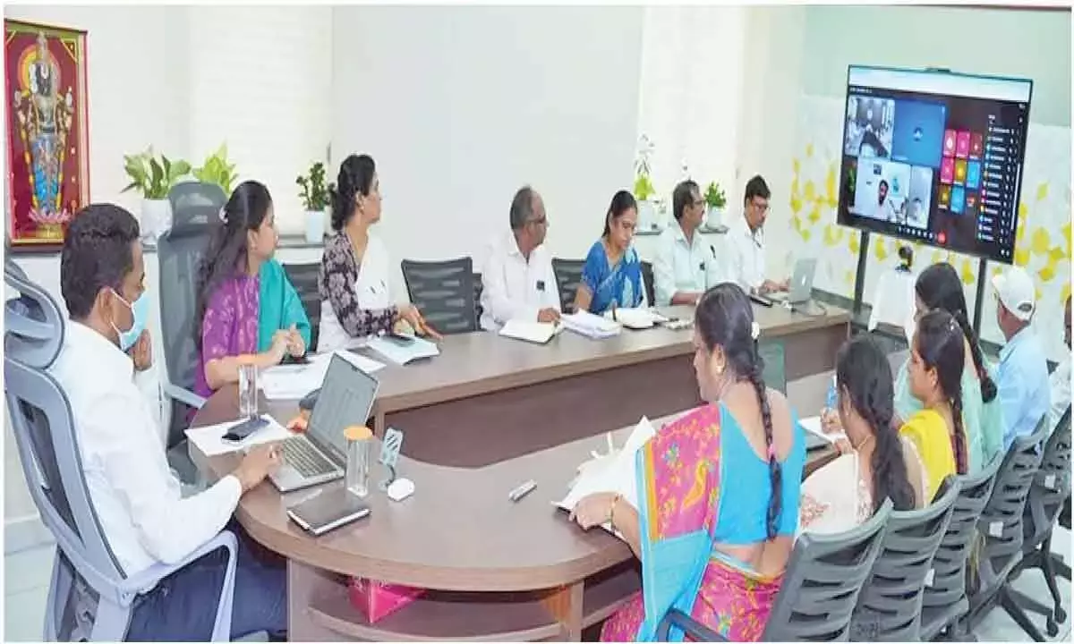 Andhra: अधिकारियों से खाद की उचित आपूर्ति सुनिश्चित करने को कहा गया Andhra: अधिकारियों से खाद की उचित आपूर्ति सुनिश्चित करने को कहा गया