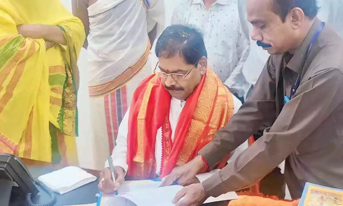 Andhra: डॉ. हनुमथु ने STI विभाग के सचिव का पदभार संभाला Andhra: डॉ. हनुमथु ने STI विभाग के सचिव का पदभार संभाला