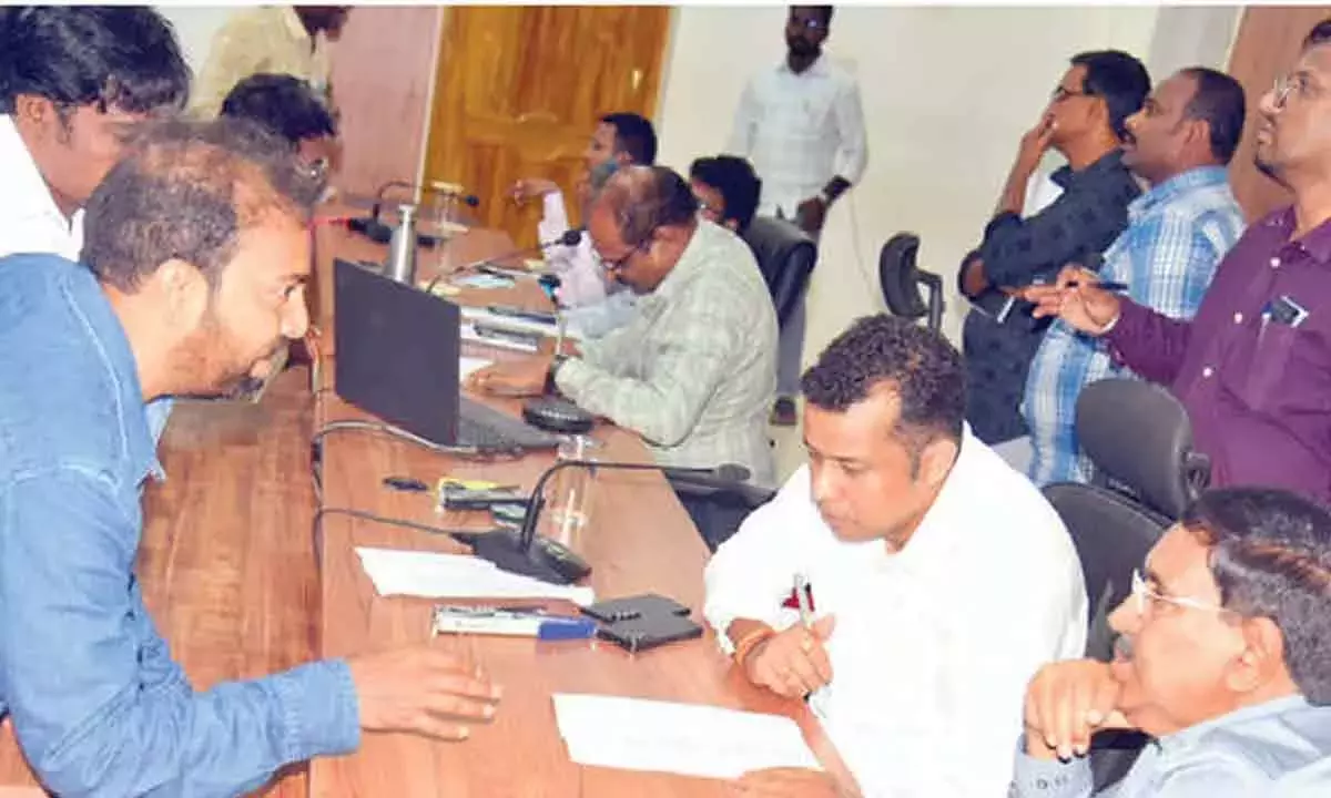 Andhra: नेल्लोर ज़िले में 87% शिकायतें सुलझाई गईं: मंत्री नारायण Andhra: नेल्लोर ज़िले में 87% शिकायतें सुलझाई गईं: मंत्री नारायण