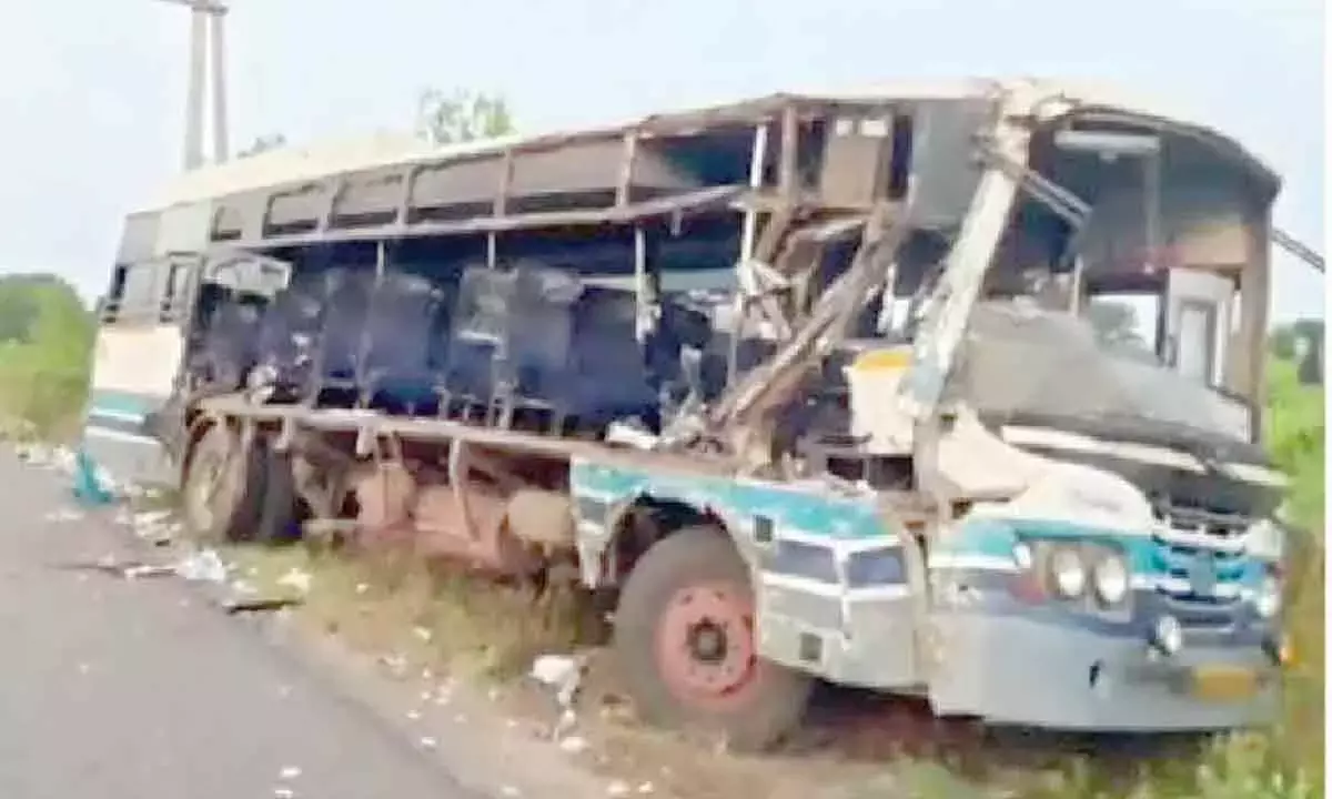 Andhra: पुल्लमपेट मंडल में तेज़ रफ़्तार बस और लॉरी की टक्कर में दो लोगों की मौत हो गई Andhra: पुल्लमपेट मंडल में तेज़ रफ़्तार बस और लॉरी की टक्कर में दो लोगों की मौत हो गई