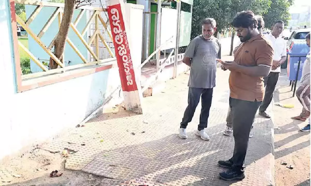 Andhra: नगर निगम प्रमुख ने NTR पार्क का निरीक्षण किया Andhra: नगर निगम प्रमुख ने NTR पार्क का निरीक्षण किया