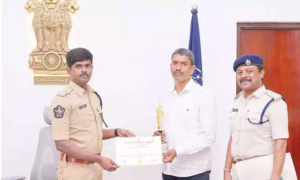 Andhra: DPTC कॉन्स्टेबल ने राज्य-स्तरीय योग प्रतियोगिता में तीसरा स्थान हासिल किया Andhra: DPTC कॉन्स्टेबल ने राज्य-स्तरीय योग प्रतियोगिता में तीसरा स्थान हासिल किया