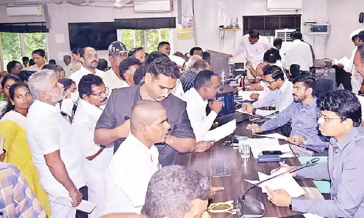 Andhra: कलेक्ट्रेट को PGRS सत्र में 751 आवेदन मिले Andhra: कलेक्ट्रेट को PGRS सत्र में 751 आवेदन मिले