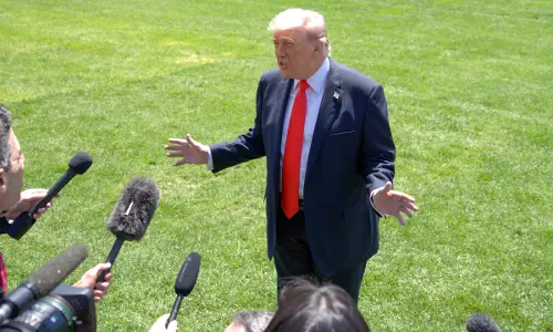 Trump ने ईरान युद्ध को लेकर न्यूयॉर्क टाइम्स पर हमला तेज किया Trump ने ईरान युद्ध को लेकर न्यूयॉर्क टाइम्स पर हमला तेज किया