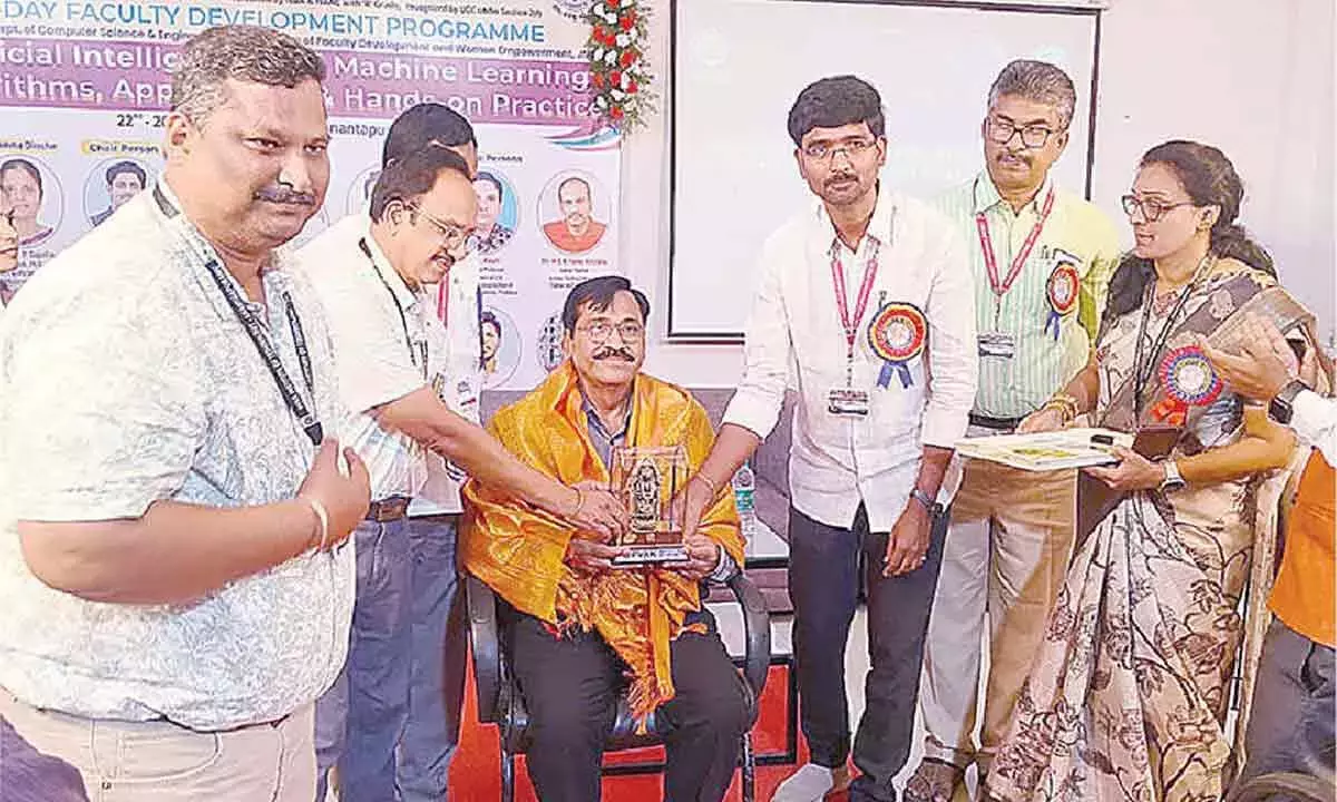 Andhra: JNTUA के VC ने PVKKIT में पांच दिवसीय AI/ML वर्कशॉप का उद्घाटन किया Andhra: JNTUA के VC ने PVKKIT में पांच दिवसीय AI/ML वर्कशॉप का उद्घाटन किया