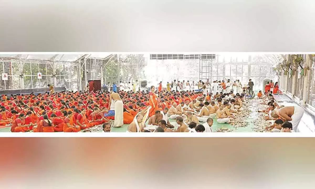 Andhra: श्रीशैलम हुंडी से एक महीने से भी कम समय में 5.45 करोड़ रुपये नकद जमा हुए Andhra: श्रीशैलम हुंडी से एक महीने से भी कम समय में 5.45 करोड़ रुपये नकद जमा हुए