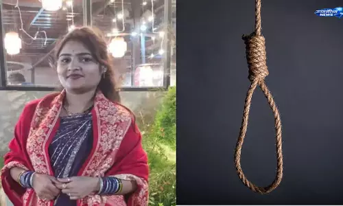 Indore : 28 वर्षीय महिला ने फांसी लगाकर की आत्महत्या, पुलिस जांच में जुटी Indore : 28 वर्षीय महिला ने फांसी लगाकर की आत्महत्या, पुलिस जांच में जुटी
