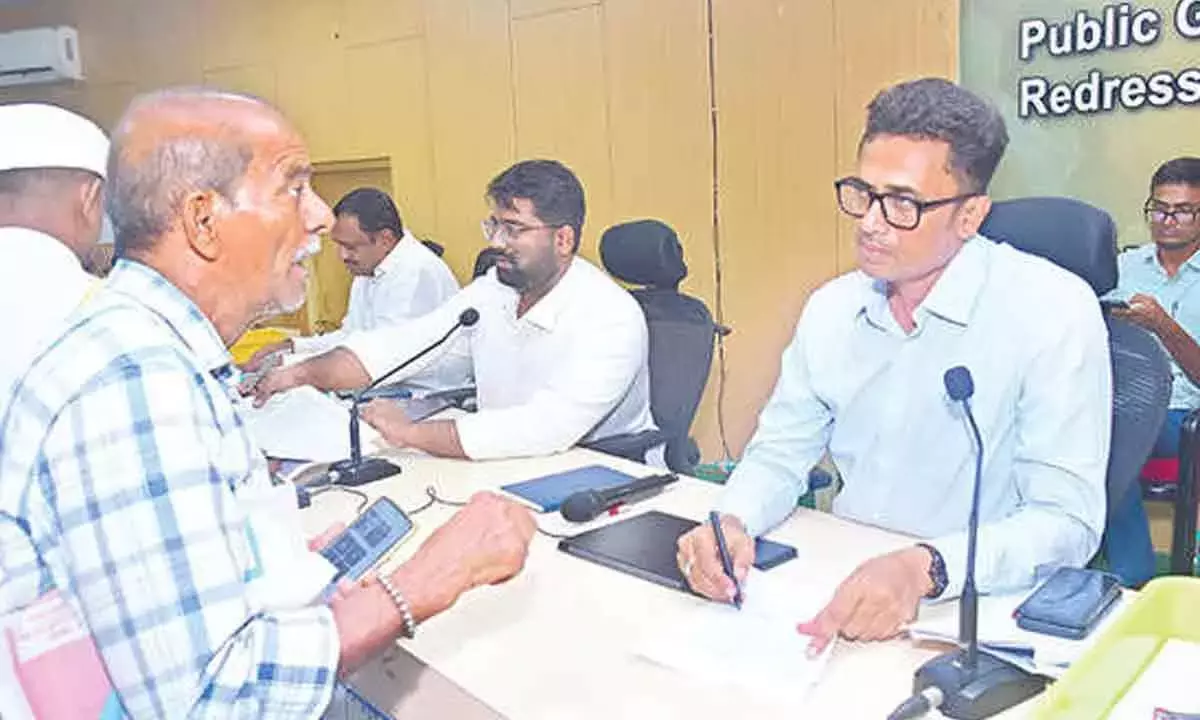 Andhra: पुट्टपर्थी कलेक्टर ने आवास आवंटन में तेजी लाई Andhra: पुट्टपर्थी कलेक्टर ने आवास आवंटन में तेजी लाई