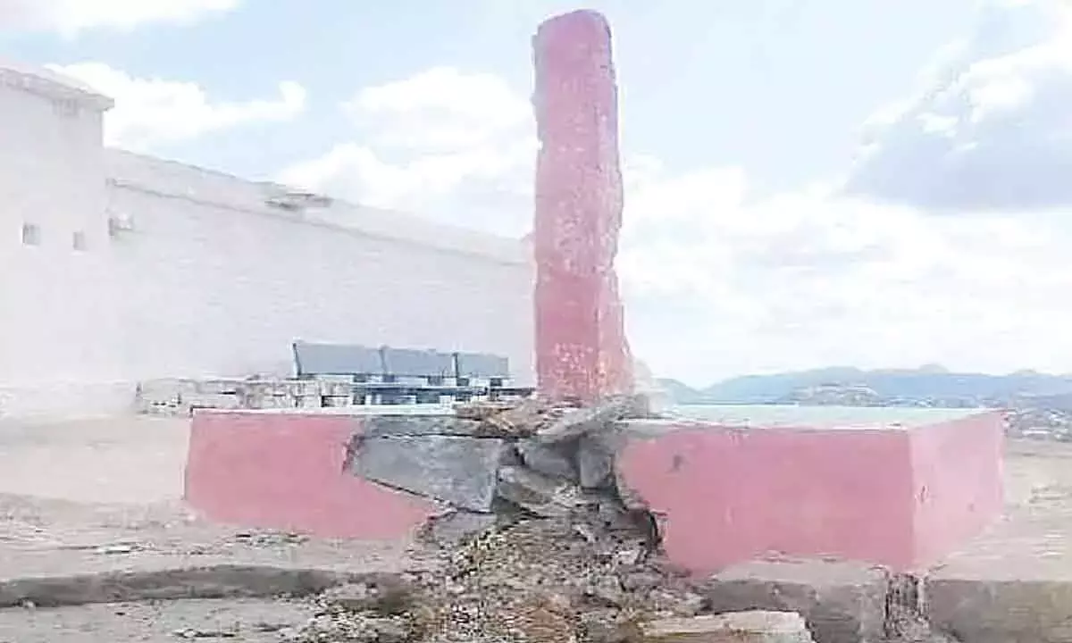 खजाने की तलाश करने वालों ने रायदुर्ग के पास एक प्राचीन मंदिर की खुदाई की; स्थानीय लोगों ने गिरफ्तारी की मांग की खजाने की तलाश करने वालों ने रायदुर्ग के पास एक प्राचीन मंदिर की खुदाई की; स्थानीय लोगों ने गिरफ्तारी की मांग की