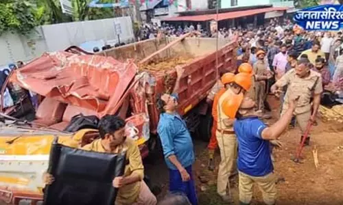 BREAKING: बस स्टॉप पर चढ़ा ट्रक, 3 की मौत, अन्य घायल BREAKING: बस स्टॉप पर चढ़ा ट्रक, 3 की मौत, अन्य घायल