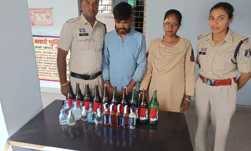 स्कूटी से बीयर और अंग्रेजी शराब की तस्करी नाकाम, आरोपी गिरफ्तार स्कूटी से बीयर और अंग्रेजी शराब की तस्करी नाकाम, आरोपी गिरफ्तार