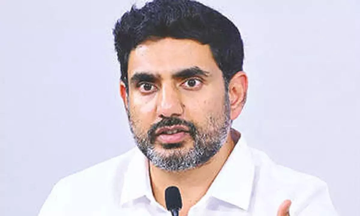 नारा लोकेश ने परवाडा फार्मा सिटी में लगी आग की घटना पर प्रतिक्रिया दी और बेहतर इलाज का भरोसा दिलाया नारा लोकेश ने परवाडा फार्मा सिटी में लगी आग की घटना पर प्रतिक्रिया दी और बेहतर इलाज का भरोसा दिलाया