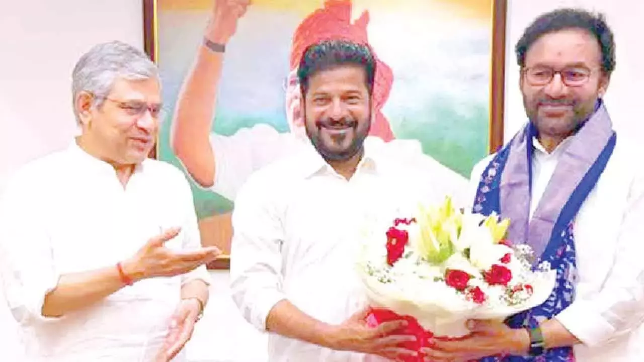 Telangana: CM रेवंत ने IRFC लोन में देरी का मामला वैष्णव के सामने उठाया Telangana: CM रेवंत ने IRFC लोन में देरी का मामला वैष्णव के सामने उठाया
