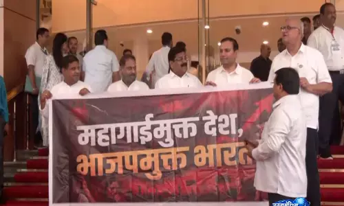 महाराष्ट्र: बढ़ती महंगाई के खिलाफ MVA नेताओं ने विधानसभा के बाहर किया विरोध प्रदर्शन महाराष्ट्र: बढ़ती महंगाई के खिलाफ MVA नेताओं ने विधानसभा के बाहर किया विरोध प्रदर्शन