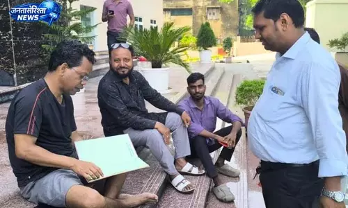 नगर आयुक्त ने खुद लगाई झाड़ू नगर आयुक्त ने खुद लगाई झाड़ू