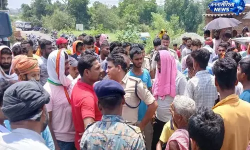नैनाटांड़ में बवाल, ग्रामीणों ने घंटों रोकी सड़क नैनाटांड़ में बवाल, ग्रामीणों ने घंटों रोकी सड़क