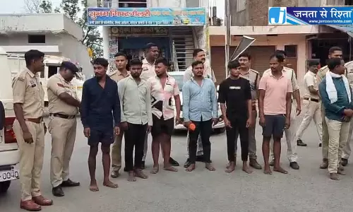 डायल 112 के जवानों पर टूट पड़े थे बदमाश, गिरफ्तार कर पुलिस ने निकाली जुलूस