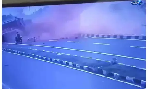 CCTV में कैद ट्रक हादसा, मेहसी में मची अफरा-तफरी CCTV में कैद ट्रक हादसा, मेहसी में मची अफरा-तफरी