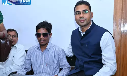 कलेक्टर ने दिव्यांग को दिया लैपटॉप, आगे की पढ़ाई और प्रतियोगी परीक्षा की तैयारी में मिलेगी सहूलियत