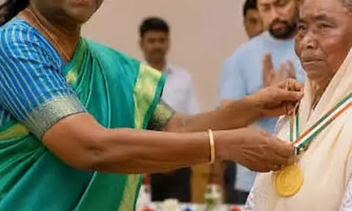 द्रौपदी मुर्मू ने आदिवासी नेता शिबू सोरेन को पद्म भूषण द्रौपदी मुर्मू ने आदिवासी नेता शिबू सोरेन को पद्म भूषण