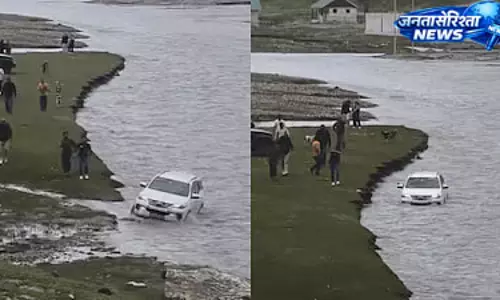 कश्मीर की झेलम नदी में SUV चलाने का वीडियो वायरल कश्मीर की झेलम नदी में SUV चलाने का वीडियो वायरल