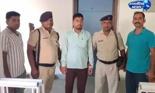 राजस्व कर्मचारी रंगे हाथों पकड़ा गया राजस्व कर्मचारी रंगे हाथों पकड़ा गया