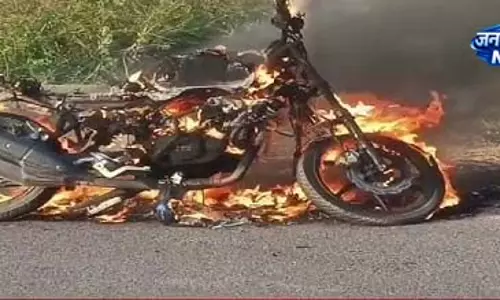 चलती bike अचानक आग का गोला बनी चलती bike अचानक आग का गोला बनी