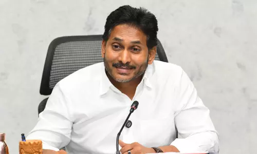 YSRCP ने कापू समुदाय पर की गई टिप्पणी को लेकर पवन कल्याण से माफ़ी की मांग की YSRCP ने कापू समुदाय पर की गई टिप्पणी को लेकर पवन कल्याण से माफ़ी की मांग की